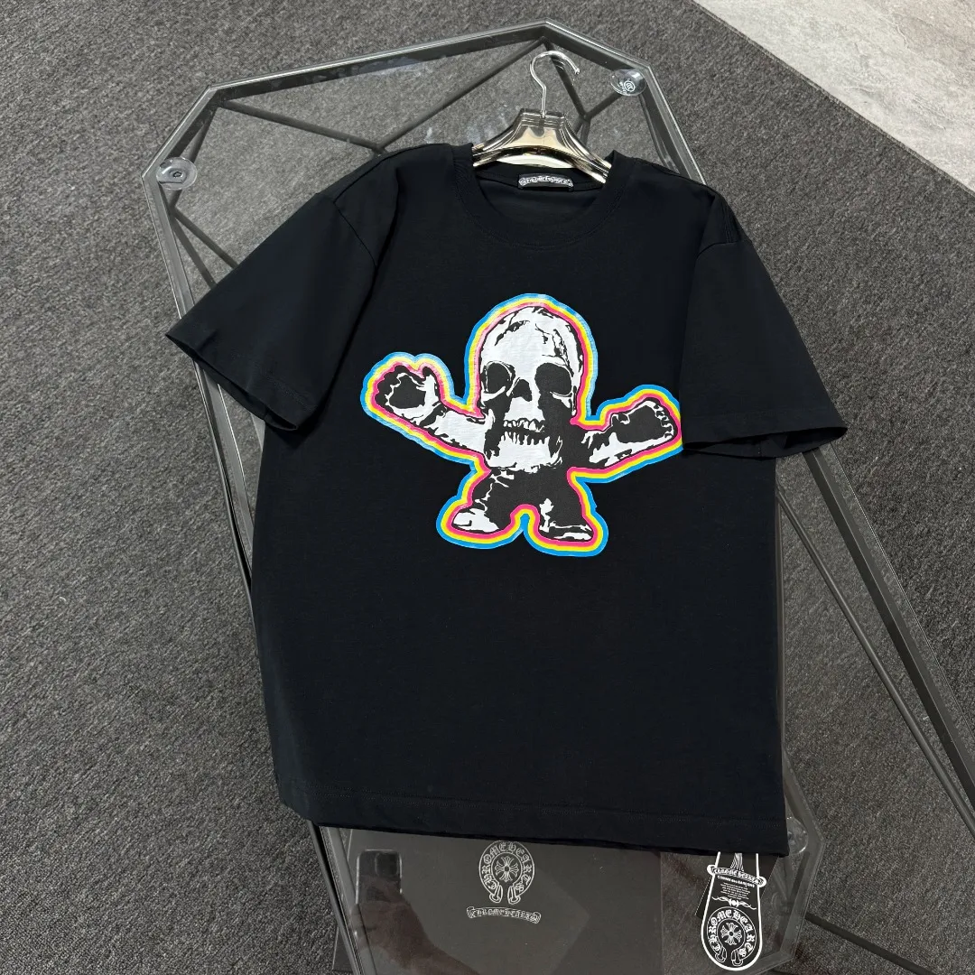 P180 Chrome Hearts Chrome Hearts 25 high-end versions. The fabric is made of 300 grams of high-density pure cotton. It does not deform or shrink. It has three labels. It is the same style for men and women. Technology: suede foaming + digital printing. Color: white, black. SIZE: S-XL.